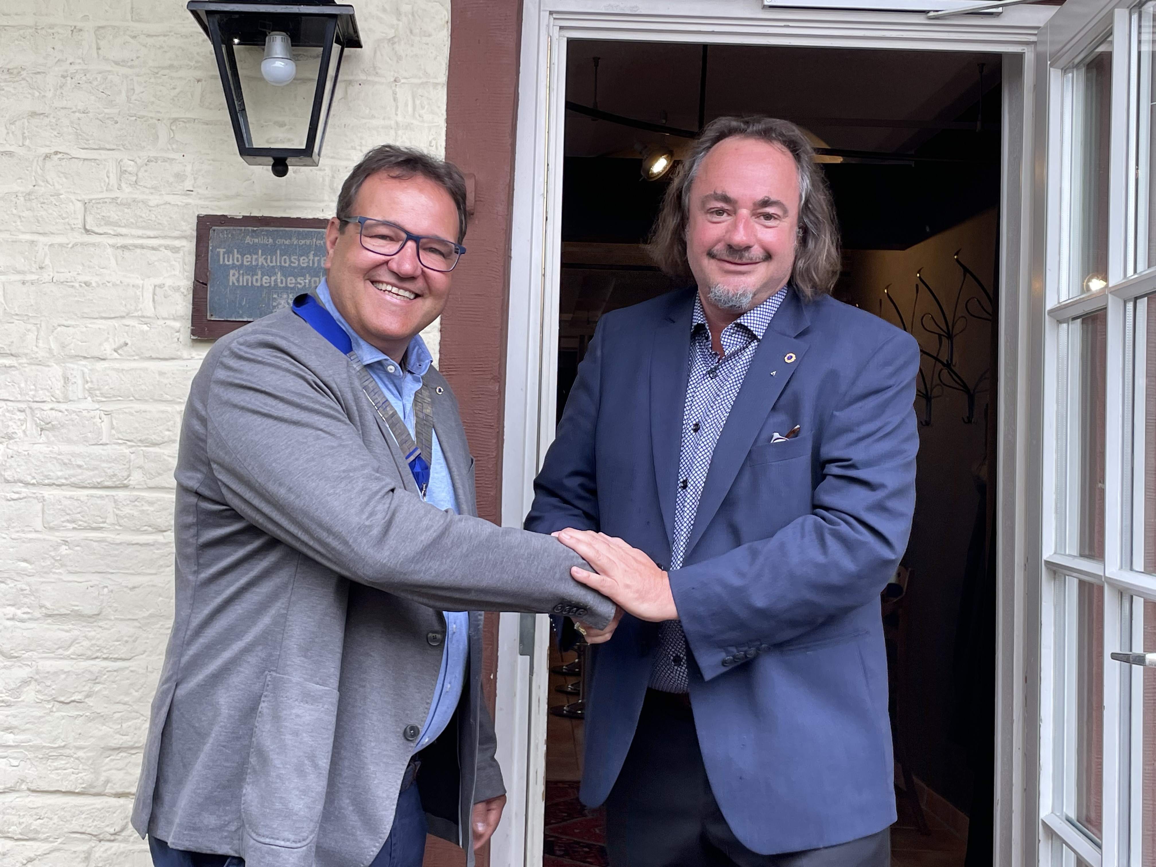 Mario Seidel (rechts) übergibt das Präsidentenamt des Lions Club Marburg an Markus Wotruba (links)